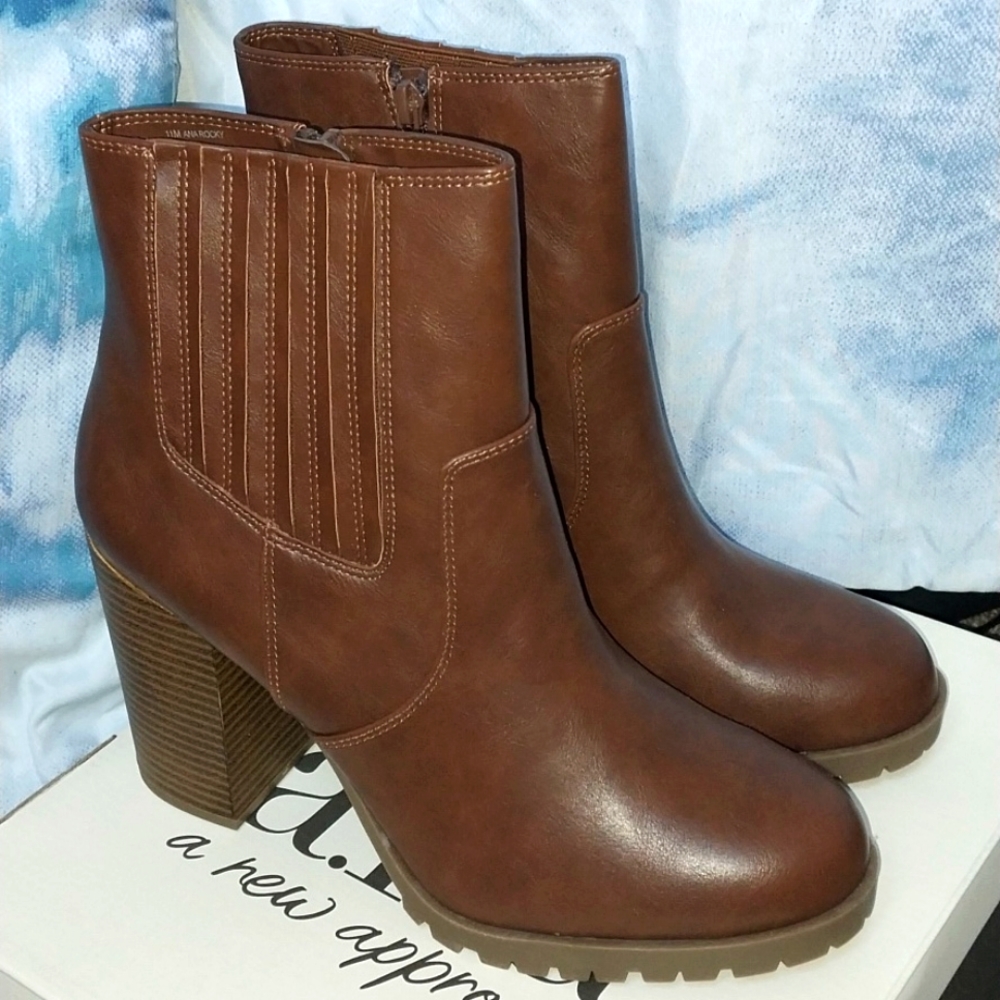 ANA ROCKY HEEL  BOOTS for women. Size: 11M.